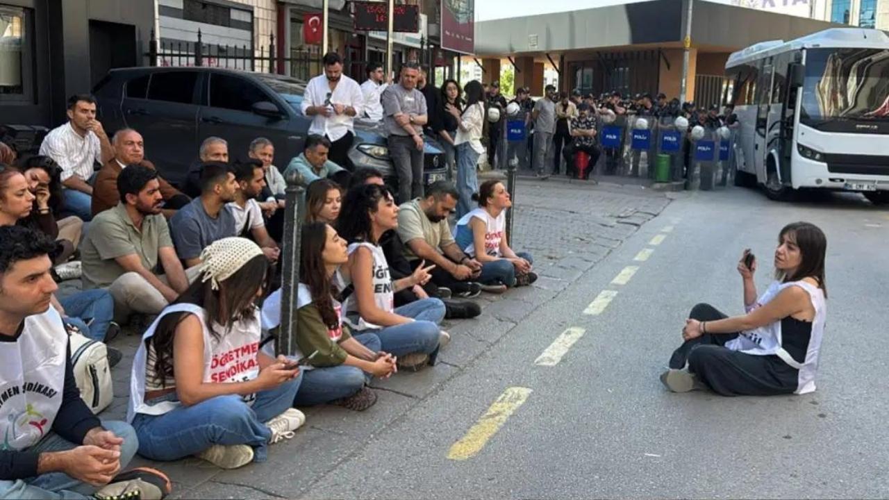 Ankara'daki öğretmen eylemine polis müdahalesi: Gözaltılar var