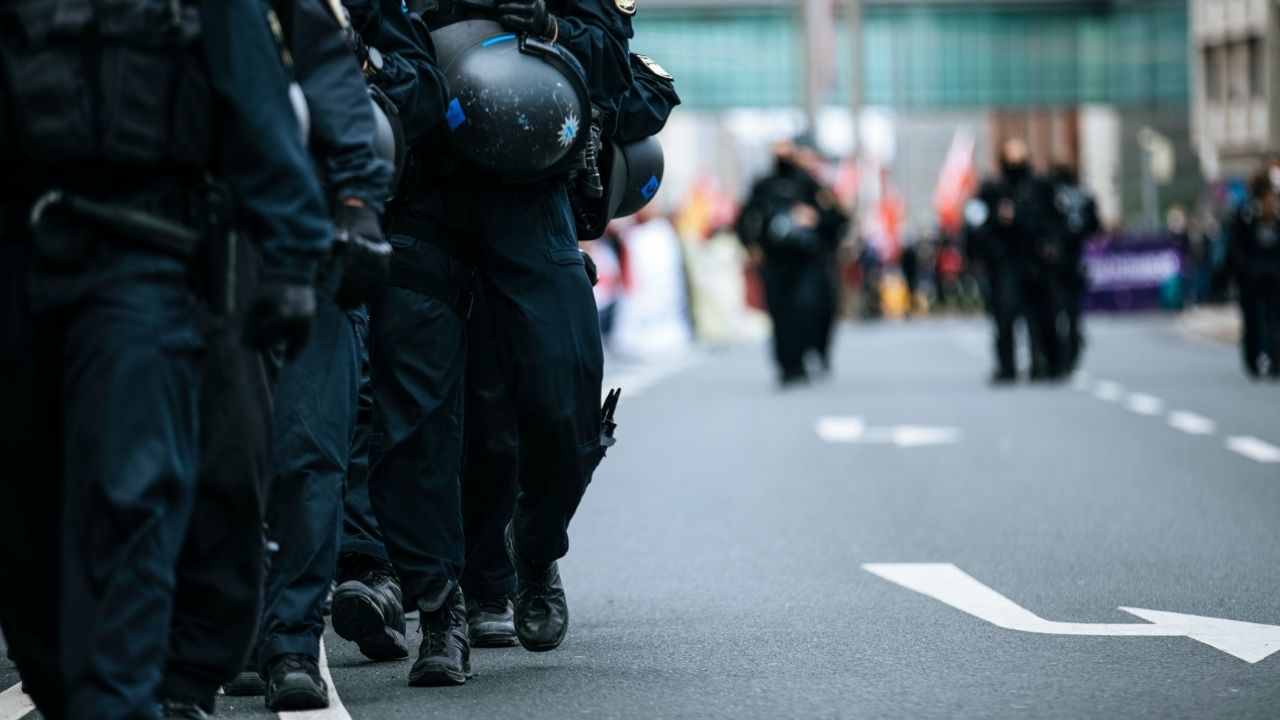 İsrail Başkonsolosluğu'na Silahlı Saldırı: İki Polis Yaralandı