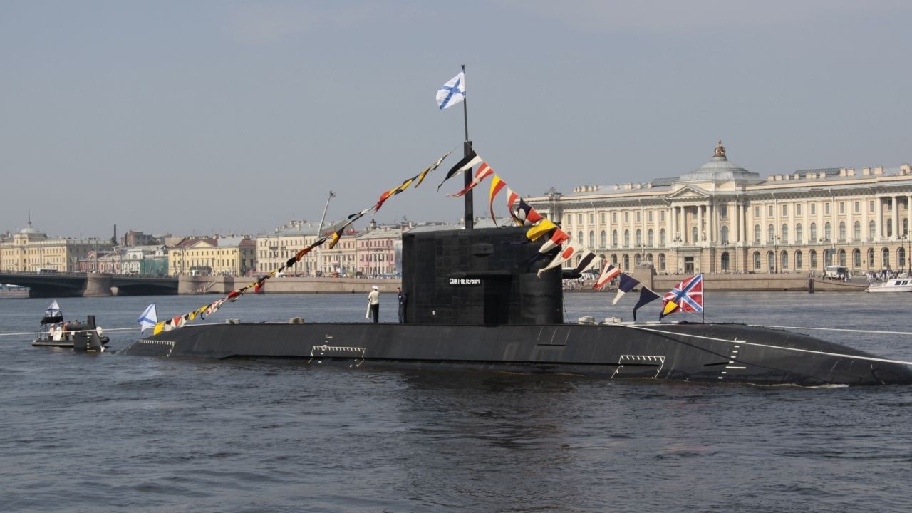 Rus nükleer buzkıranı Leningrad suya indirildi