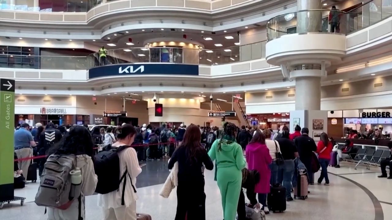 Trump, Havalimanlarına ICE Ajanı Göndermekle Tehdit Etti