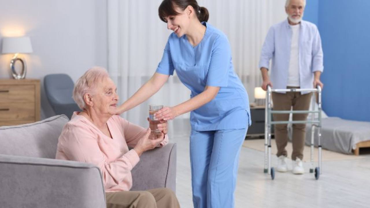 Yaşlı Bakımında İlk Sorular: Maliyet ve İhtiyaçlar Önemli Değil